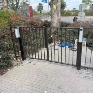 Side-Mount Swing Gate Opener with Traffic Light and 12V Signal Output for Commercial Access Gates