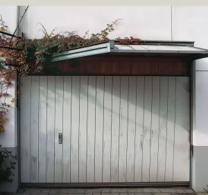 Hydraulic Noise-Reducing Tilt-Up Garage Door