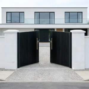 Modern Aluminum Courtyard Gate with Decorative Privacy Panel for Villa Driveway Entrance
